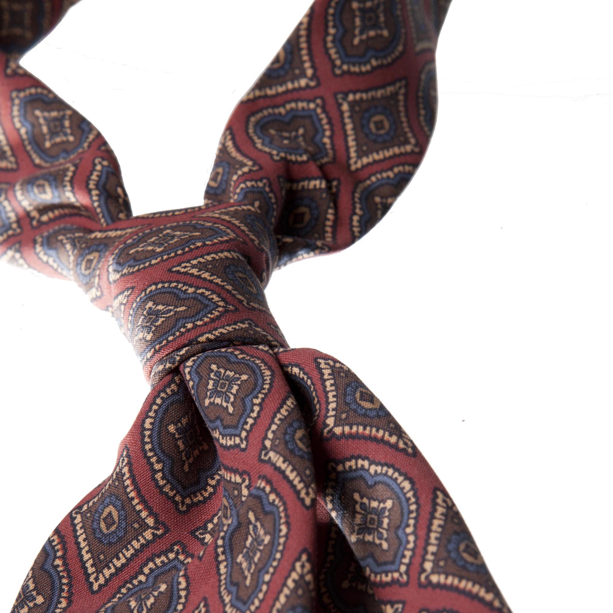 Red 5-fold medallion motif silk tie details_2